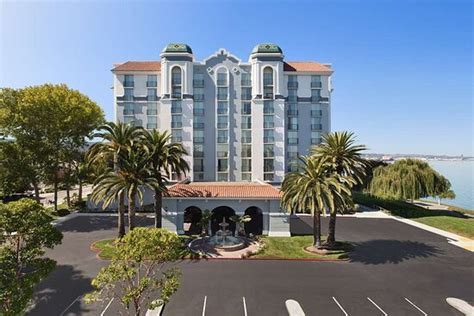 embassy suites hotel airport waterfront.
